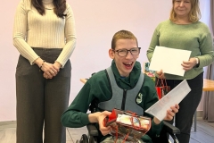 Apel-na-ktorym-uczniowie-SOSW-sa-na-stolowce-i-otzrymuja-nagrody-za-udzial-w-konkursie-10