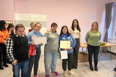 Apel-na-ktorym-uczniowie-SOSW-sa-na-stolowce-i-otzrymuja-nagrody-za-udzial-w-konkursie-12