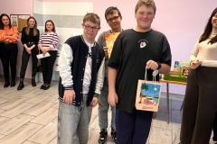 Apel-na-ktorym-uczniowie-SOSW-sa-na-stolowce-i-otzrymuja-nagrody-za-udzial-w-konkursie-15