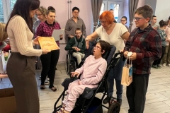 Apel-na-ktorym-uczniowie-SOSW-sa-na-stolowce-i-otzrymuja-nagrody-za-udzial-w-konkursie-16