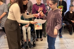 Apel-na-ktorym-uczniowie-SOSW-sa-na-stolowce-i-otzrymuja-nagrody-za-udzial-w-konkursie-19