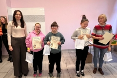 Apel-na-ktorym-uczniowie-SOSW-sa-na-stolowce-i-otzrymuja-nagrody-za-udzial-w-konkursie-2