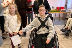 Apel-na-ktorym-uczniowie-SOSW-sa-na-stolowce-i-otzrymuja-nagrody-za-udzial-w-konkursie-3