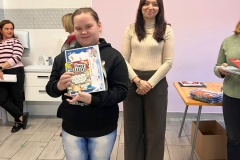 Apel-na-ktorym-uczniowie-SOSW-sa-na-stolowce-i-otzrymuja-nagrody-za-udzial-w-konkursie-4