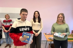 Apel-na-ktorym-uczniowie-SOSW-sa-na-stolowce-i-otzrymuja-nagrody-za-udzial-w-konkursie-7