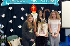 Pani-Liliana-z-uczennicami-Kamila-i-Lena