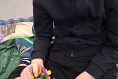 Fabianek-sadzi-kwiaty.