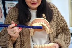 Pani-Marzenka-pokazuje-jak-szczotkowac-zeby