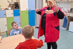 Pani-pielegniarka-pokazuje-jak-szczotkowac-zeby