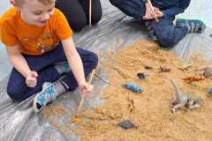 wykopaliska-szukamy-ukrytych-rzeczy-w-piasku.