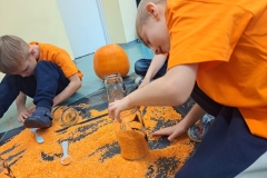 Chlopcy-z-grupy-biedronki-robia-dynie-w-sloiku