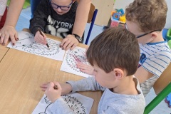 Przedszkolaki-maluja-jeza.