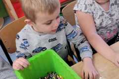 Maja-i-Piotr-zgaduja-kolory.