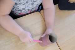 Maja-wykonuje-kredke.