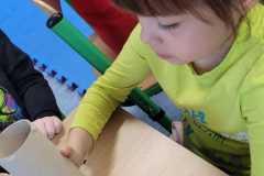 Marysia-wykonuje-kredke.