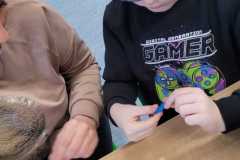 Oskar-wykonuje-kredke.