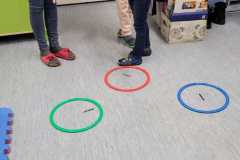 Piotrus-dopasowuje-kredke-do-odpowiedniego-koloru.