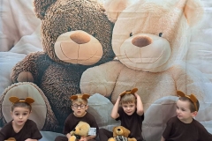 Grupa-biedronki-na-tle-fotograficzym