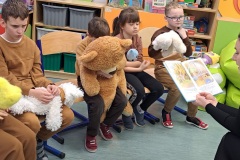 Grupa-Biedronki-slucha-bajki-o-Misiu.