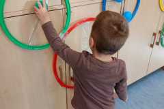 Tymon-zabawy-z-kulkami.