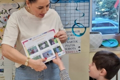 P.-Marzenka-pokazuje-zdjecia