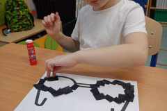 Chlopiec-wykonuje-prace-plastyczna-z-okazji-Miedzynarodowego-Swieta-Osob-Niewidomych-i-Slabowidzacych-czarne-okulary