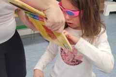 Dziewczynka-za-pomoca-zmyslu-wechu-odgaduje-co-tak-pachnie.