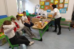 Grupa-uczniow-uczesniczy-w-zajeciach-sensorycznych-scaled