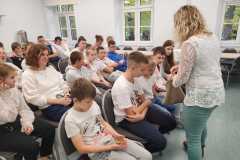 Nauczyciel-prowadzacy-zajecia-rozdaje-uczniom-cukierki-ktore-za-chwile-beda-zjadane-z-zamknietymi-oczami-aby-pobudzic-wszystkie-pozostale-zmysly-uczniow