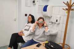 Pani-pedagog-przymierza-okulary-imitujace-objawy-choroby-wzroku-retinopatii-cukrzycowej