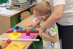 Przedszkolak-z-zawiazanymi-oczami-rozpoznaje-za-pomoca-zmyslu-sluchu-na-czym-gra-dzwonki