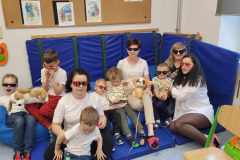 Przedszkolaki-wraz-z-Paniami-pozuja-do-pamiatkowego-zdjecia-z-okazji-obchodzonego-Swieta-Osob-NIewidomych-i-Slabowidzacych