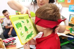 Uczen-z-zawiazanymi-oczami-ozpoznaje-zapachy-z-zapachowej-ksiazeczki-scaled