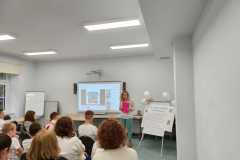 uczniowie-ubrani-na-bialo-na-zajeciach-w-sali-konferencyjnej