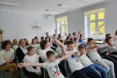 uczniowie-wykonuja-cwiczenia-podczas-zajec-o-osobach-niewidomych-i-sabowidzacych-sprawdzanie-zasieguwlasnego-pola-widzenia