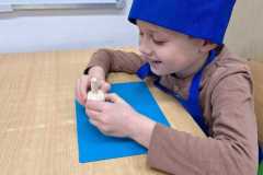 Leon-obiera-pieczarke.