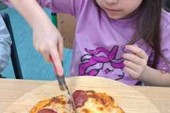 Marysia-kroi-swoja-pizze.