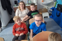 Dzieci-ogladaja-przedstawinie