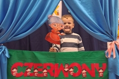 Nikos-z-postacia-babci