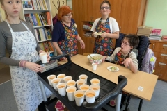 Klasa-5-8-USC-przy-zrobionej-salatce