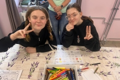 Lena-i-Magda-z-klasy-7-LS-rozwiazujace-zadania