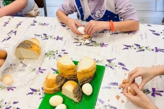 Maja-z-klasy-1-2-L-przy-obieraniu-jajek