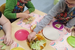 Milosz-i-Wiktoria-z-klasy-7-8-U-przy-robieniu-salatki