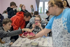 Ucziowie-klas-4-8-L-i-branzowej-przy-jedzeniu-kanapek