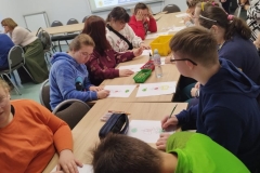 Uczniowie-SP-nr-2-i-PDP-przy-rozwiazywaniu-kart-pracy