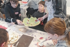 Uczniowie-z-klasy-4-8-L-przy-jedzeniu-kanapek