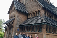 Uczniowie-klasy-II-szkoly-branzowej-podczas-zwiedzania-Swiatyni-Wang-w-Karpaczu