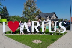 Wspolne-zdjecie-sprzed-Hotelu-Artus-Sowia-Dolina