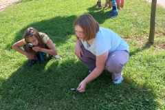 dziewczynki-obserwuja-przyrode-za-pomoca-lupy