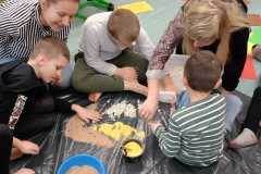 Grupa-Biedronki-zabawy-sensoryczne.